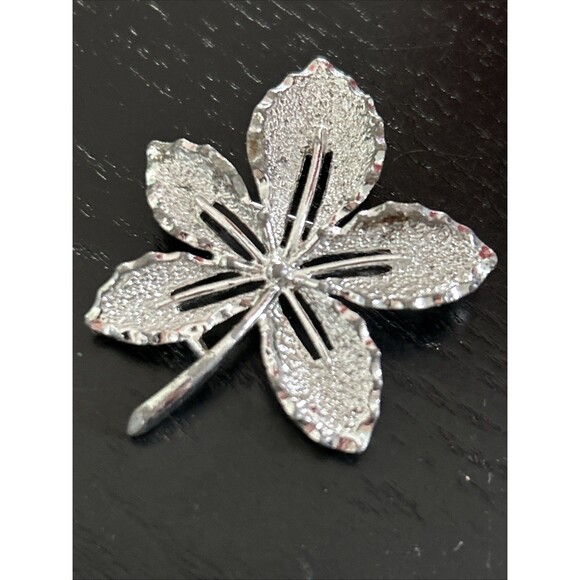 Vintage SARAH COVENTRY Textured Silver Tone Leaf Brooch Pin - Picture 4 of 4